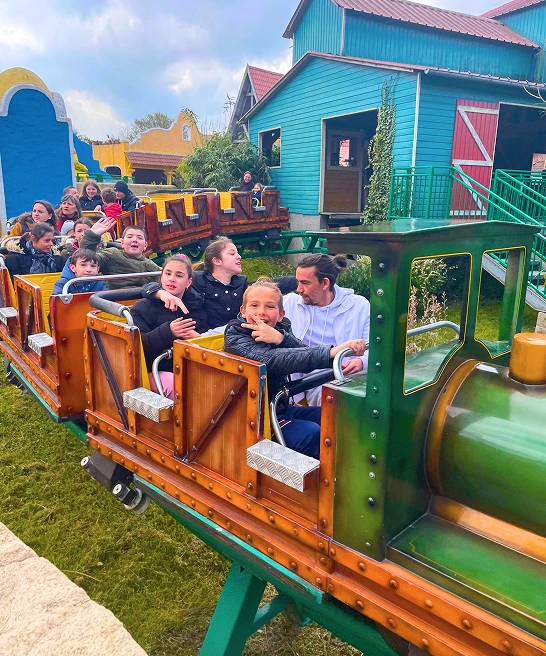 Enfants dans un manège de parc d’attractions représentant les centres de loisirs de l’Association Matisse à Calais