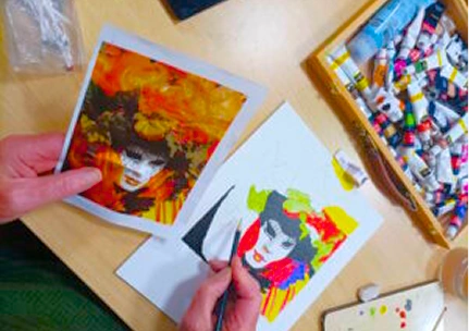 Magnifique portrait abstrait dessiné pendant un atelier du secteur Adulte du centre social