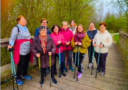 Adultes prenant la pose en pleine marche nordique avec le secteur Adulte du Centre Social
