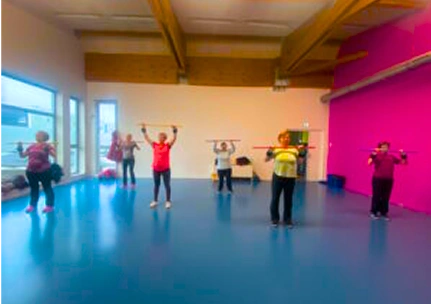Adultes faisant du streching avec le secteur Adulte du Centre Social