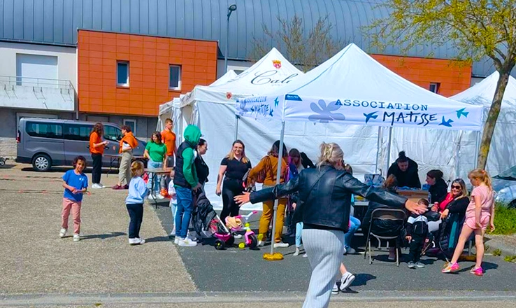 Groupe de jeunes réuni autour d'un d'activité organisé par le secteur anim2rue devant le centre social Henri Matisse