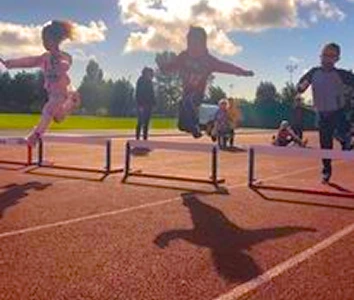 Enfants faisant du saut d'air comme activité sportive au secteur enfance jeunesse de l'association Matisse