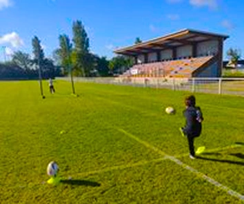 Enfants faisant du football comme activité sportive au secteur enfance jeunesse de l'association Matisse