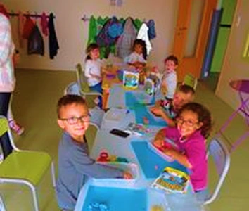 Enfants faisant des activités au secteur enfance jeunesse de l'association Matisse