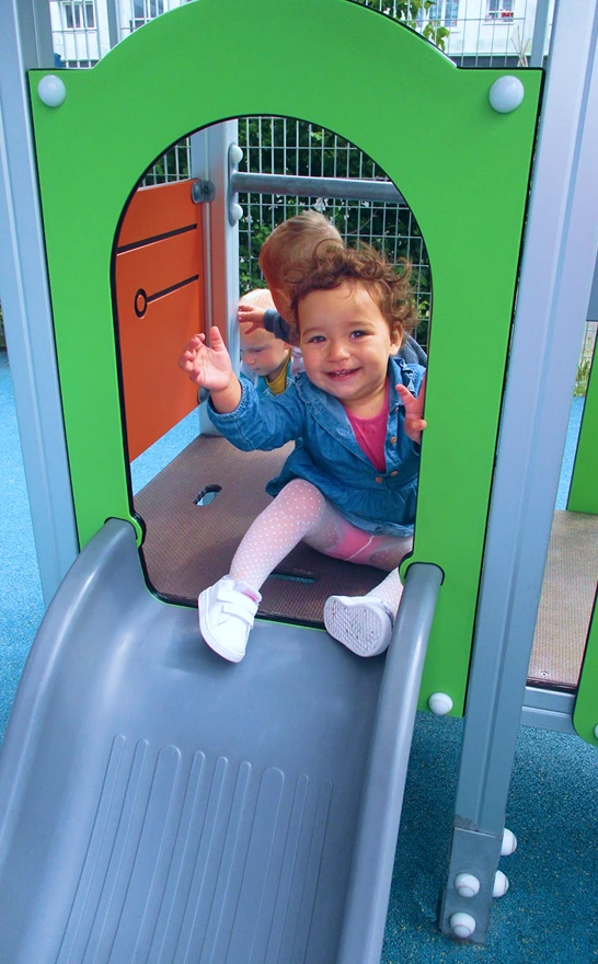 Petite fille sur un toboggan à la crèche le manèges enchantés de l'Association Matisse