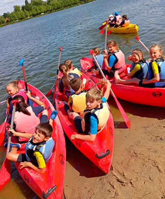 Bannière représentant les mini camps d'été de l'association Matisse